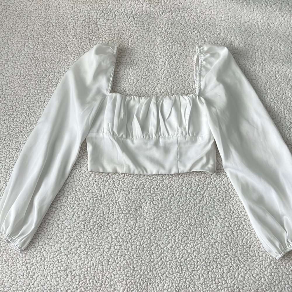 White long puffy sleeve with side zipper for fit
